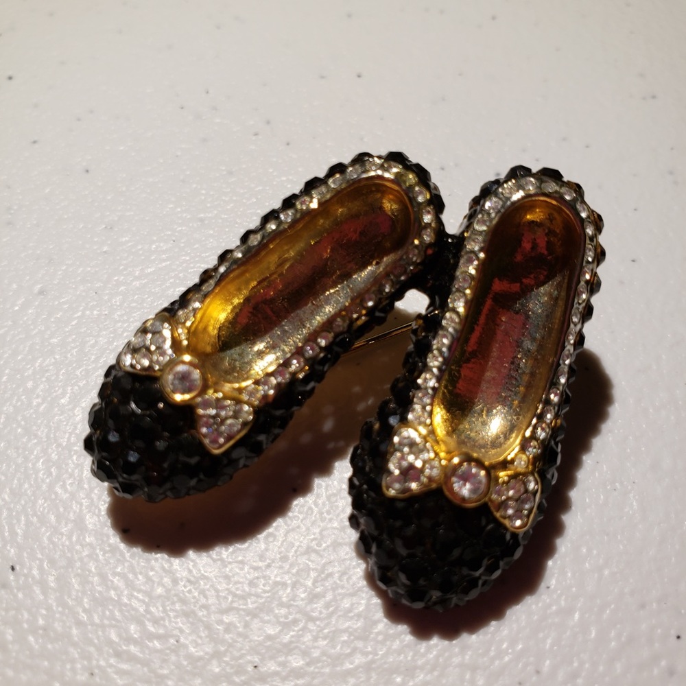 Black rhinestone shoe broach.